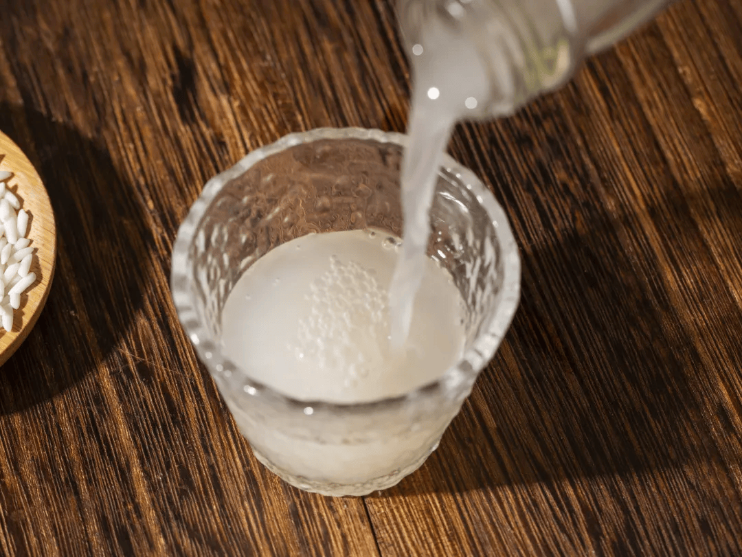 这杯「古法酿造鲜榨米酒」太撩人了!米香逼人,尽享微醺!