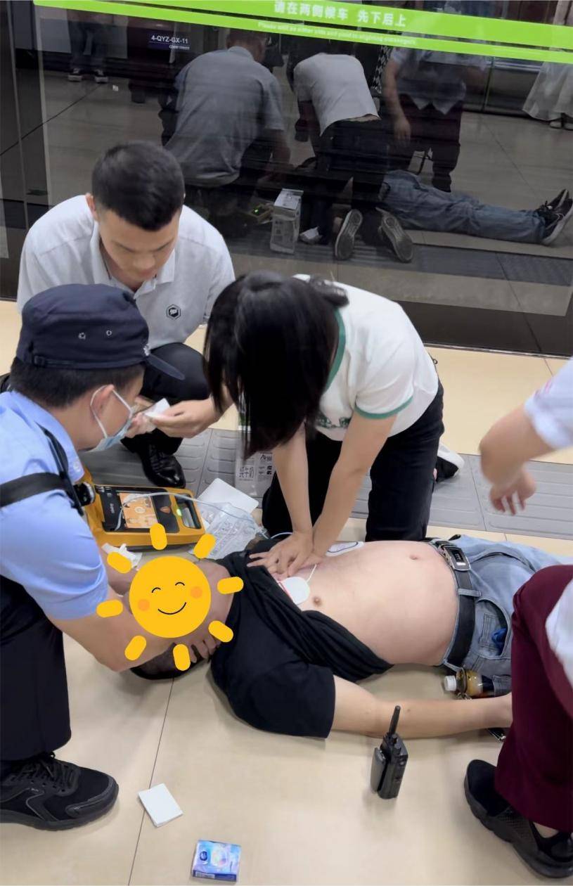 武汉护士成功救治心跳骤停乘客：患者年龄和父亲很像，当时只想救人