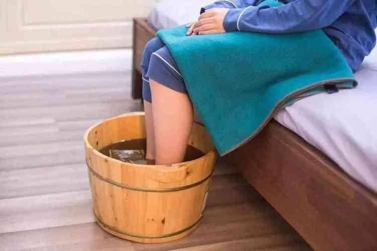 66岁老人睡前用姜水泡脚,不久脑梗去世,医生叹息:你太无知了!