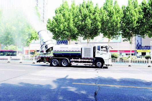 洒水车,雾炮车等组合作业为城市开"凉"方