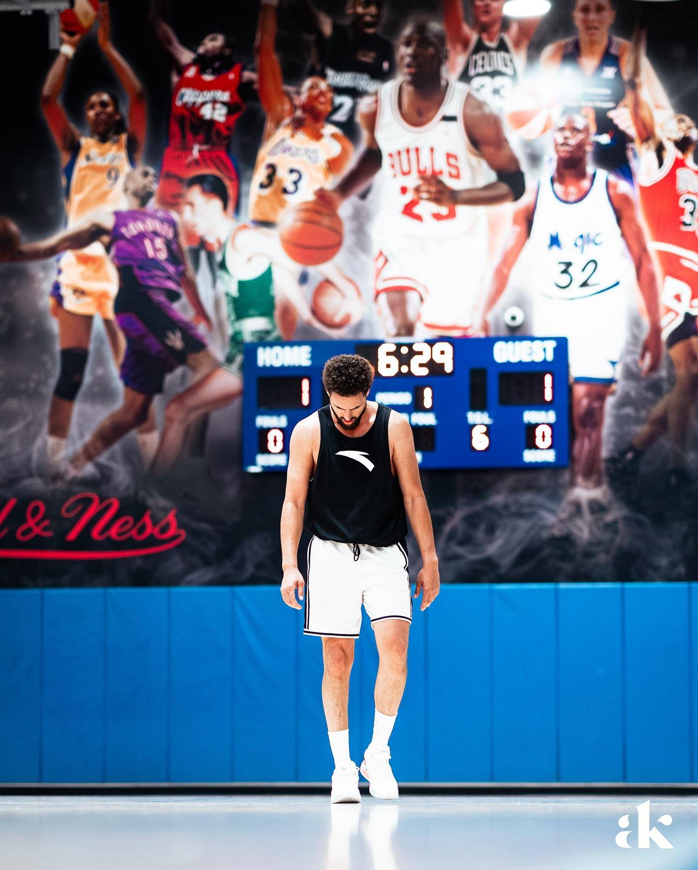 失踪人口回归!克莱造访训练师球馆打球 进口背心十分抓眼