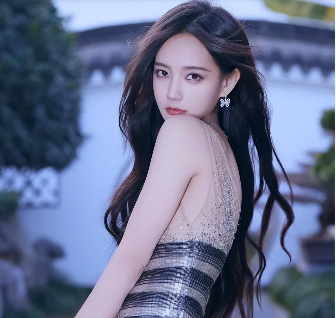 李一桐身穿金色开叉吊带长裙,搭配一字带高跟鞋,性感妩媚!