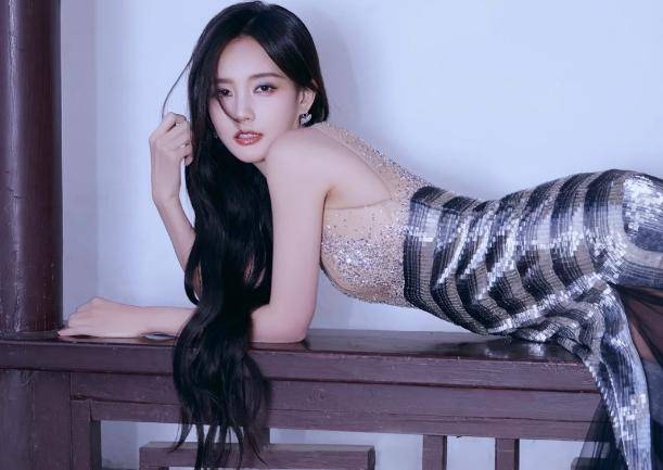 李一桐身穿金色开叉吊带长裙,搭配一字带高跟鞋,性感妩媚!