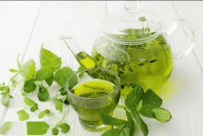 46岁女子坚持每天喝荷叶茶,8个月后去体检,身体有哪些变化?