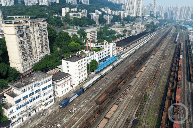 72岁的重庆南站 挥别最后一趟"慢火车"