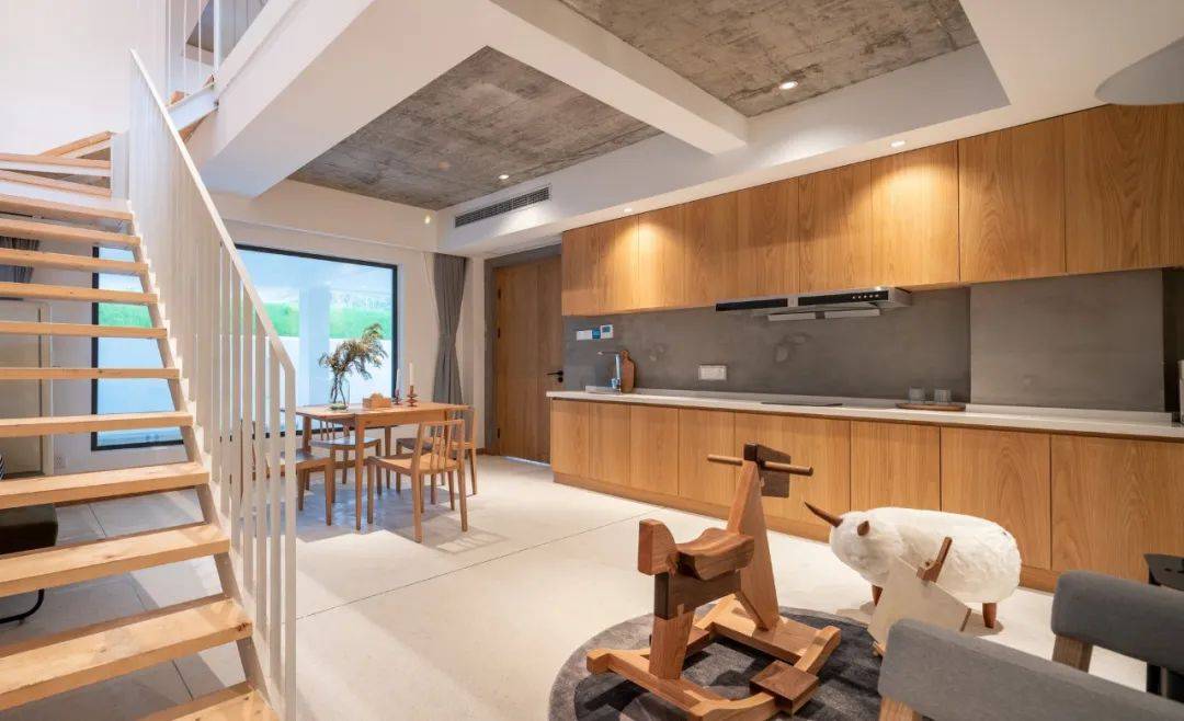 江子:在阿袁的《公寓生活》中,看到"那个一败涂地的母亲"