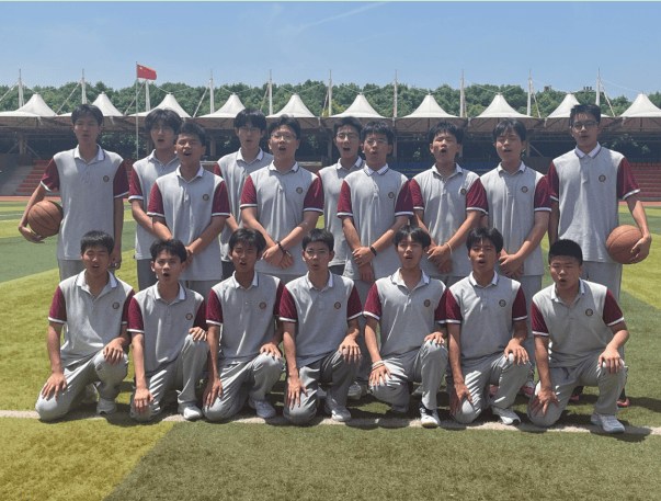 学校还成立了篮球队,网球队,乒乓球队,根据学生的兴趣爱好,发展体育