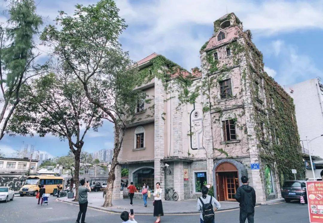 61 6月22日出发|打卡   莲花山,中英街,玫瑰海岸,荷兰花卉小镇 >