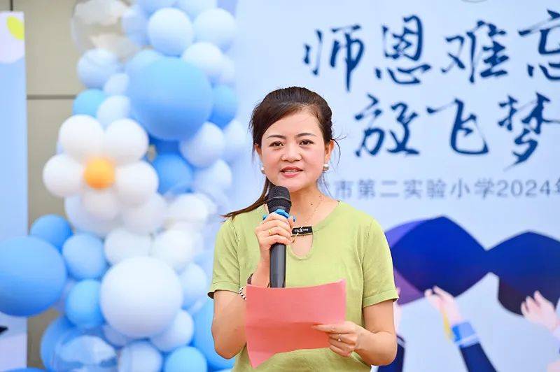 在孩子们成长的道路上,牵着他们的臂膀,陪伴他们一路走来的有老师
