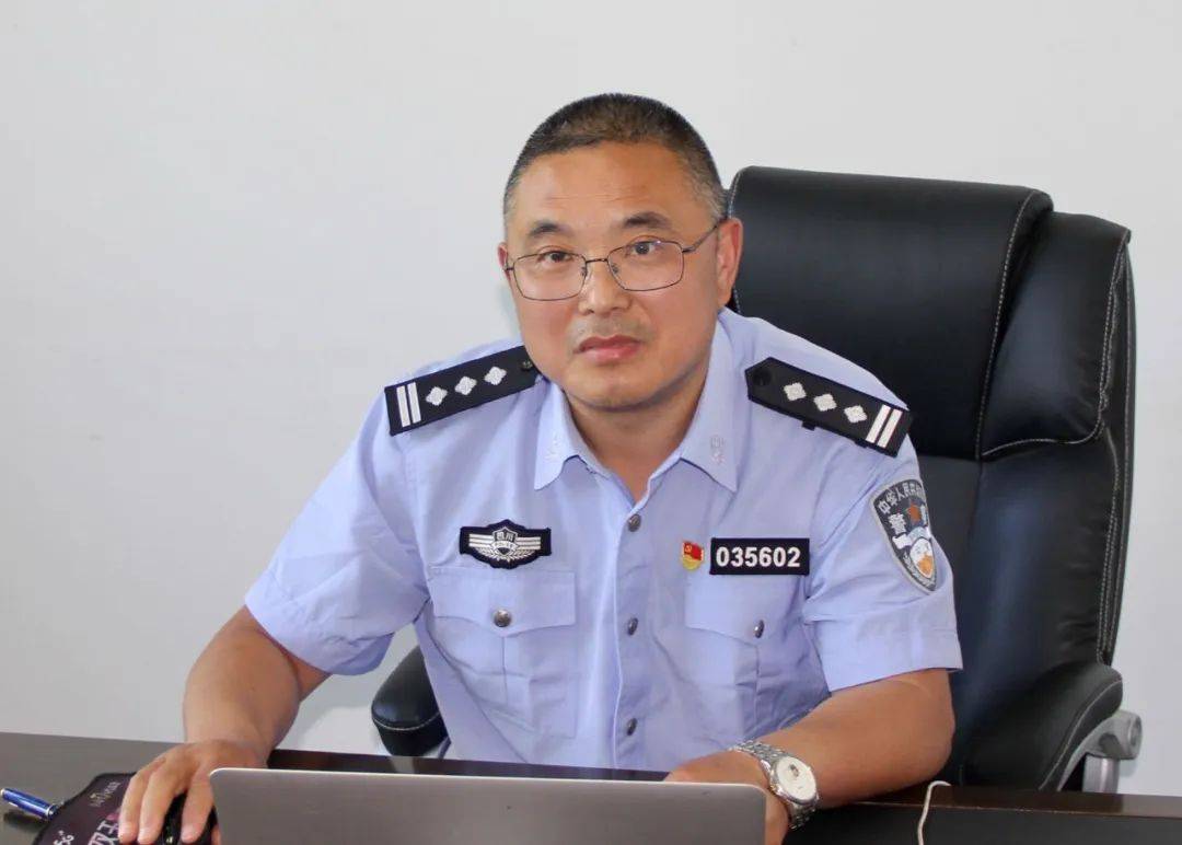 邱正耘,中国散文学会会员,中国公安作家协会会员,四川省作家协会会员.