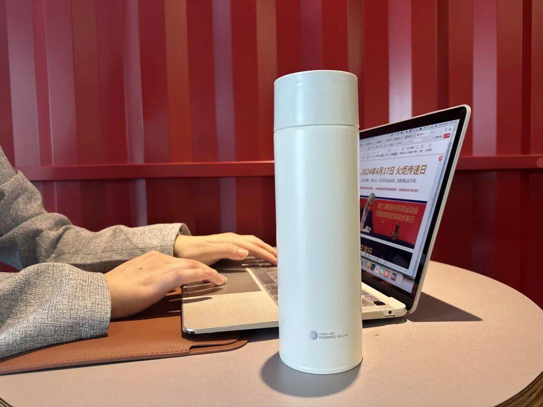 华为下场卷爆「保温杯」,316医用不锈钢,智能感温,提醒喝水,监测.
