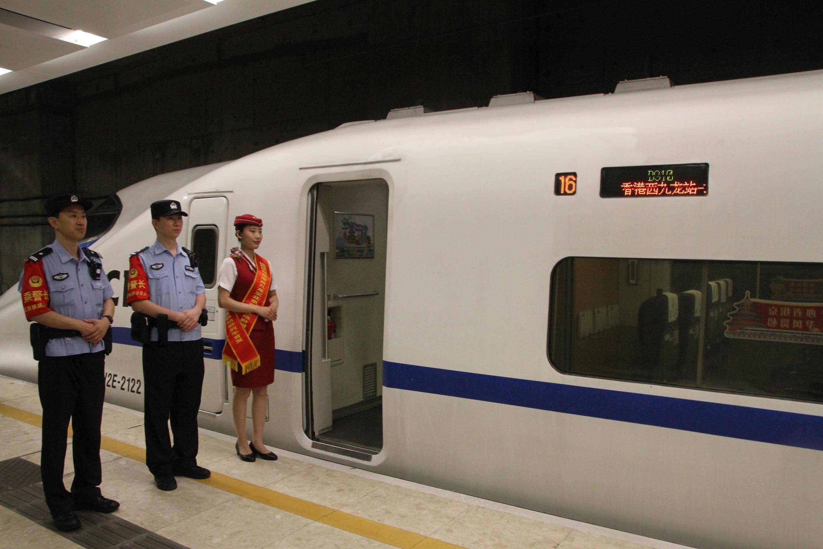 香港西九龙站开出首趟进京动卧,北京铁路民警担当值乘