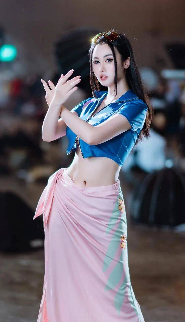 海贼王罗宾cos,这白皙的身材和颜值真的太爱了