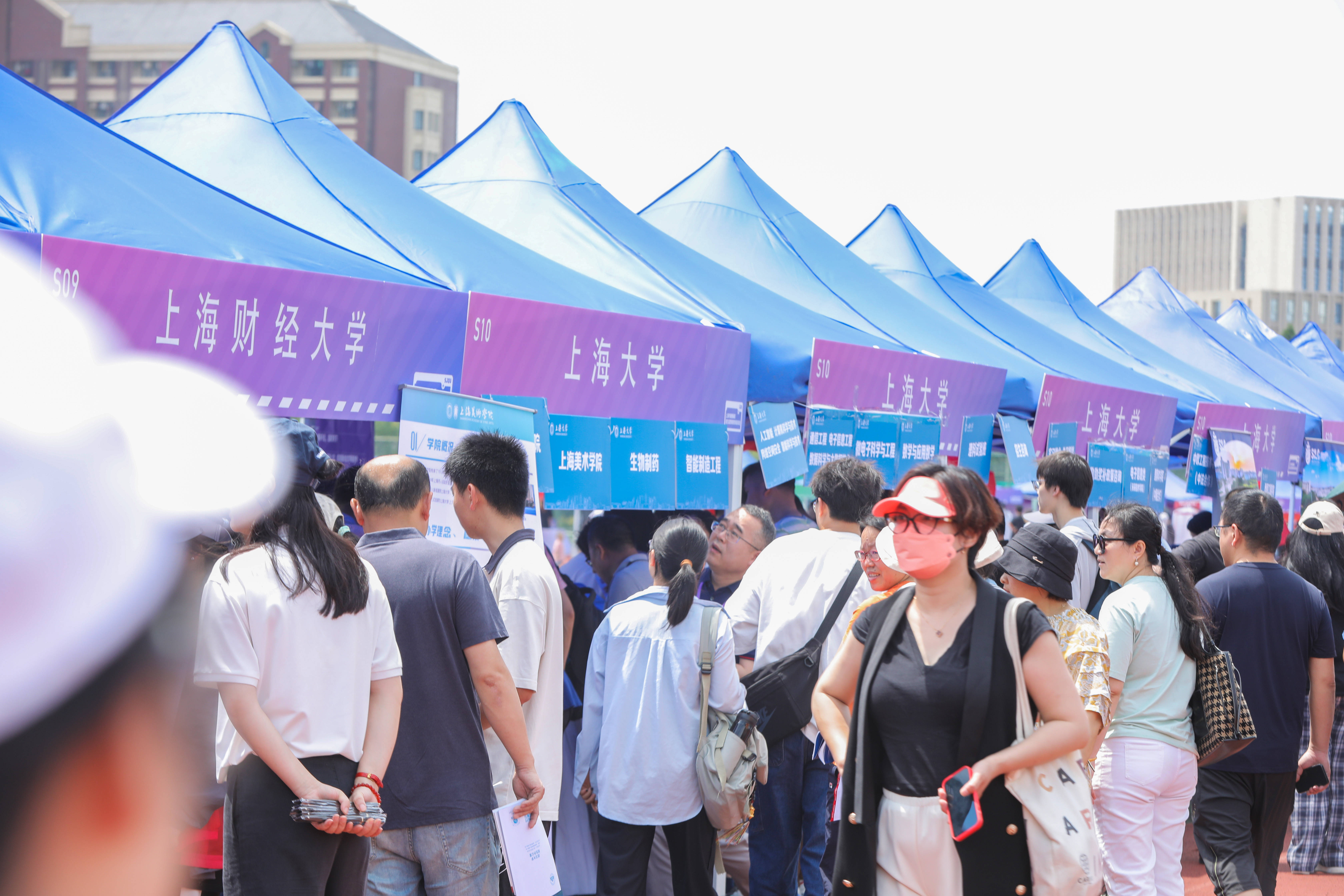 沪上大型线下高招咨询会举行,近万名考生,家长与招生官面对面聊了啥?