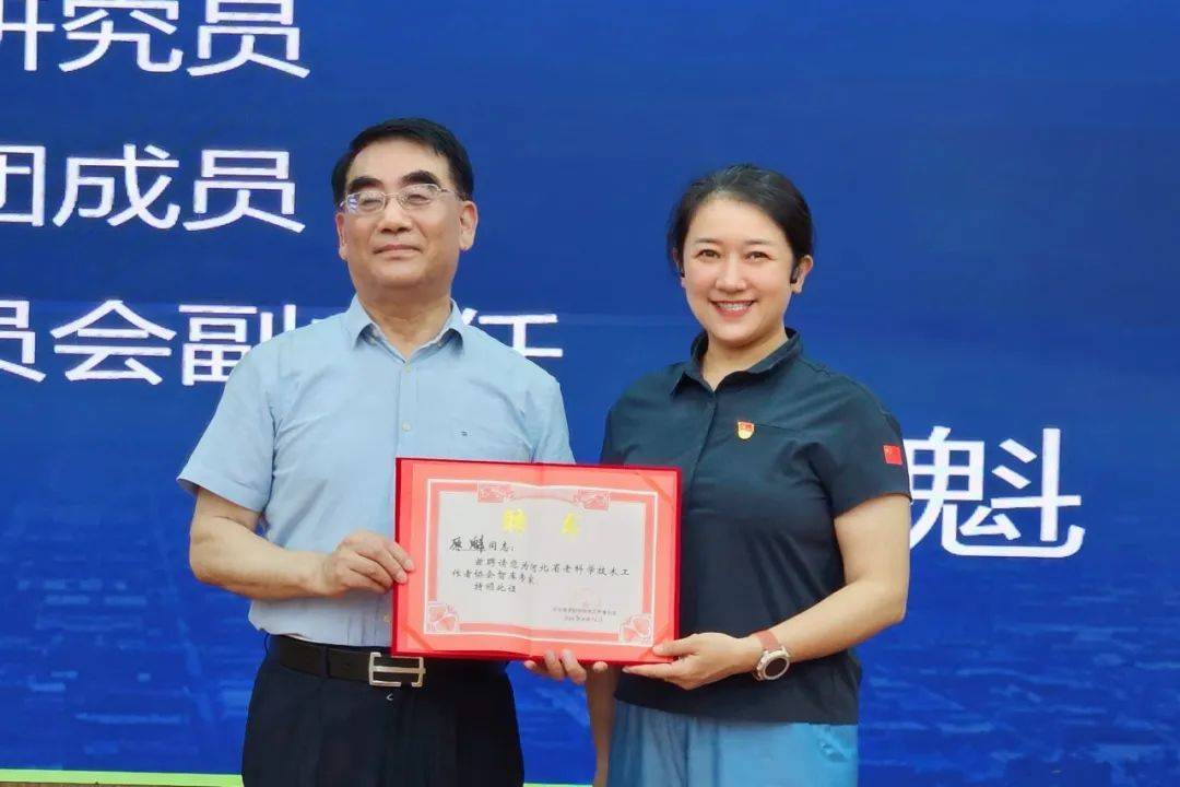 讲座结束后丁云霞校长,王燕洁副校长和曹爽主任为原魁教授颁发"河北