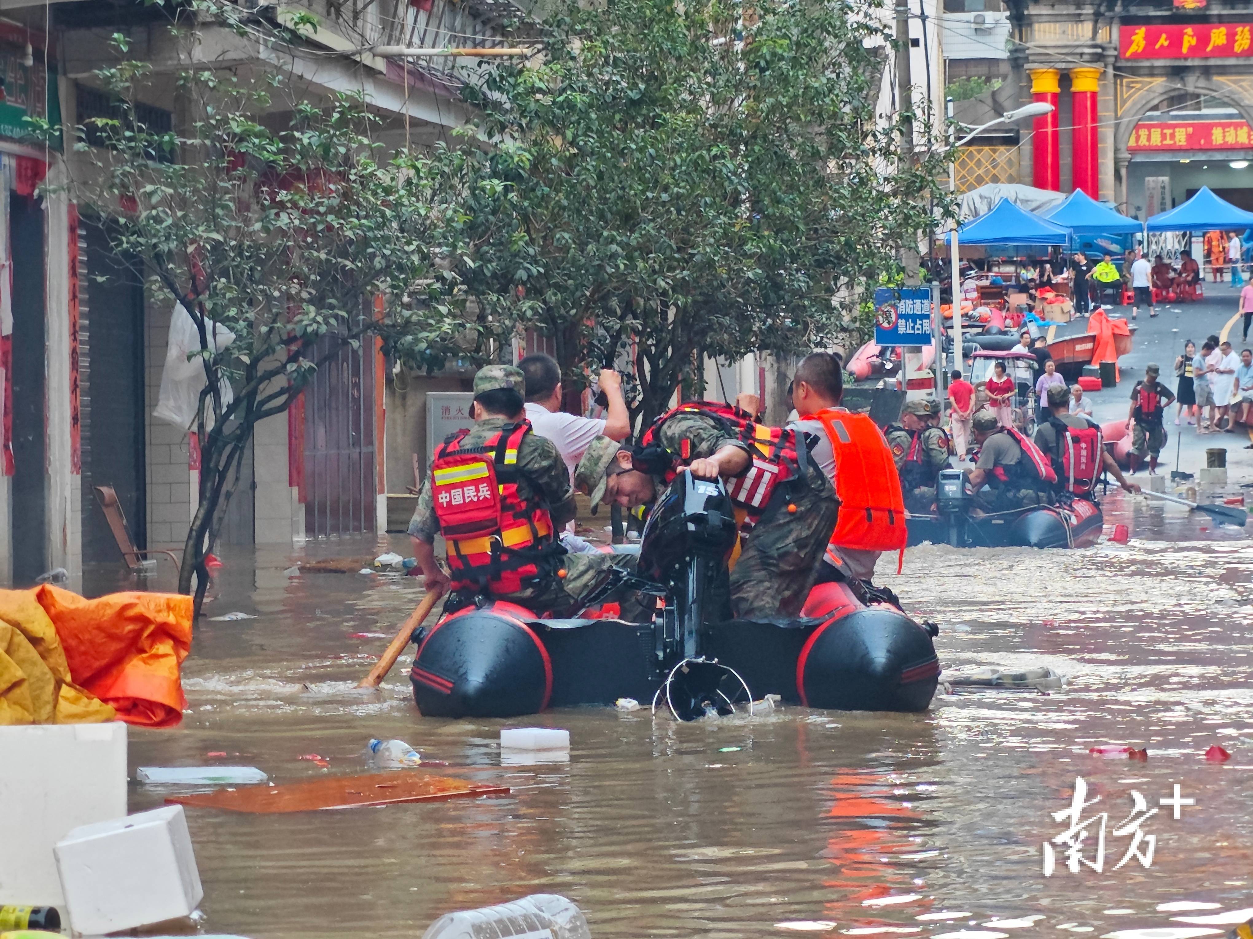 闻"汛"而动,大埔县湖寮镇28名民兵撑起防汛抢险"安全伞"