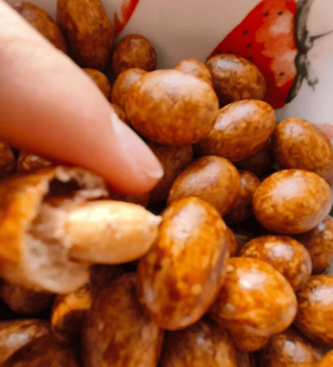 鱼皮花生有很多,但好吃的并不多 .特别是那种皮太硬,料太重,太油的.