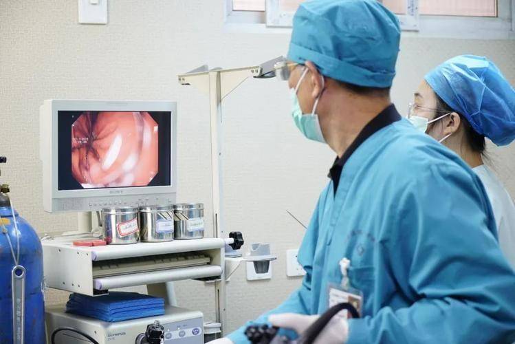 "在医院,张示瑞接受了一系列检查,包括血常规,肝功能,胃镜以及ct扫描.