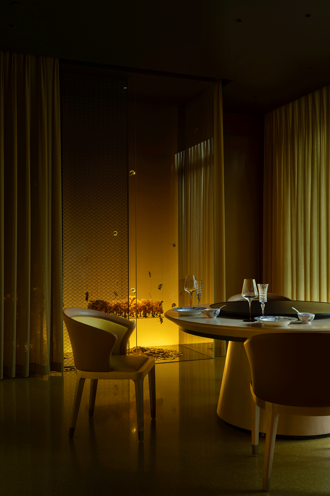 于是,我在这个作品的设计中,努力的去焦点化,去物质化,让物质虚无,让