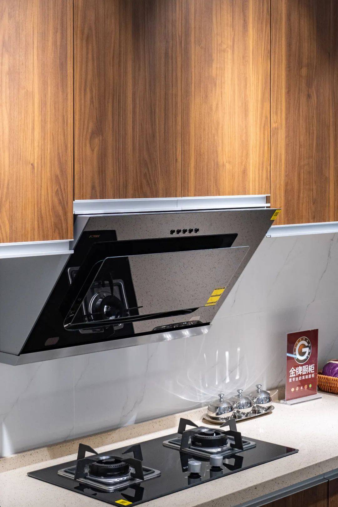 电器:日立中央空调,史密斯热水器,烟机灶具全包含!