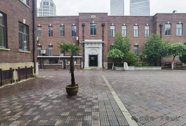 耀华中学现存老建筑航拍,笔者自摄如今,耀华中学的校园内还保存有礼堂