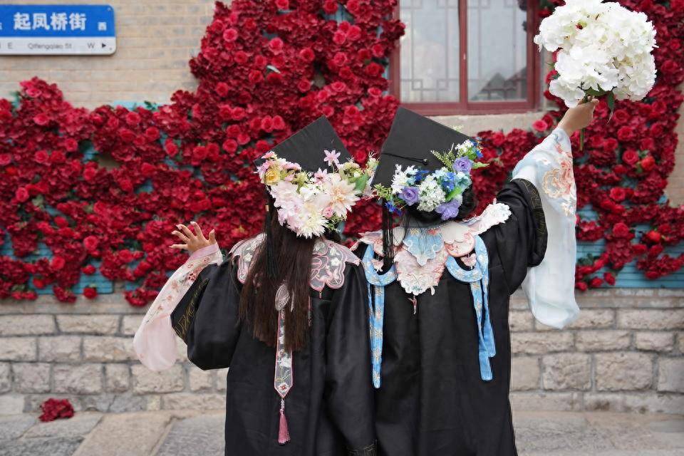 济南老街巷,众多大学毕业生戴上簪花学士帽留影_高校_个性_百花洲