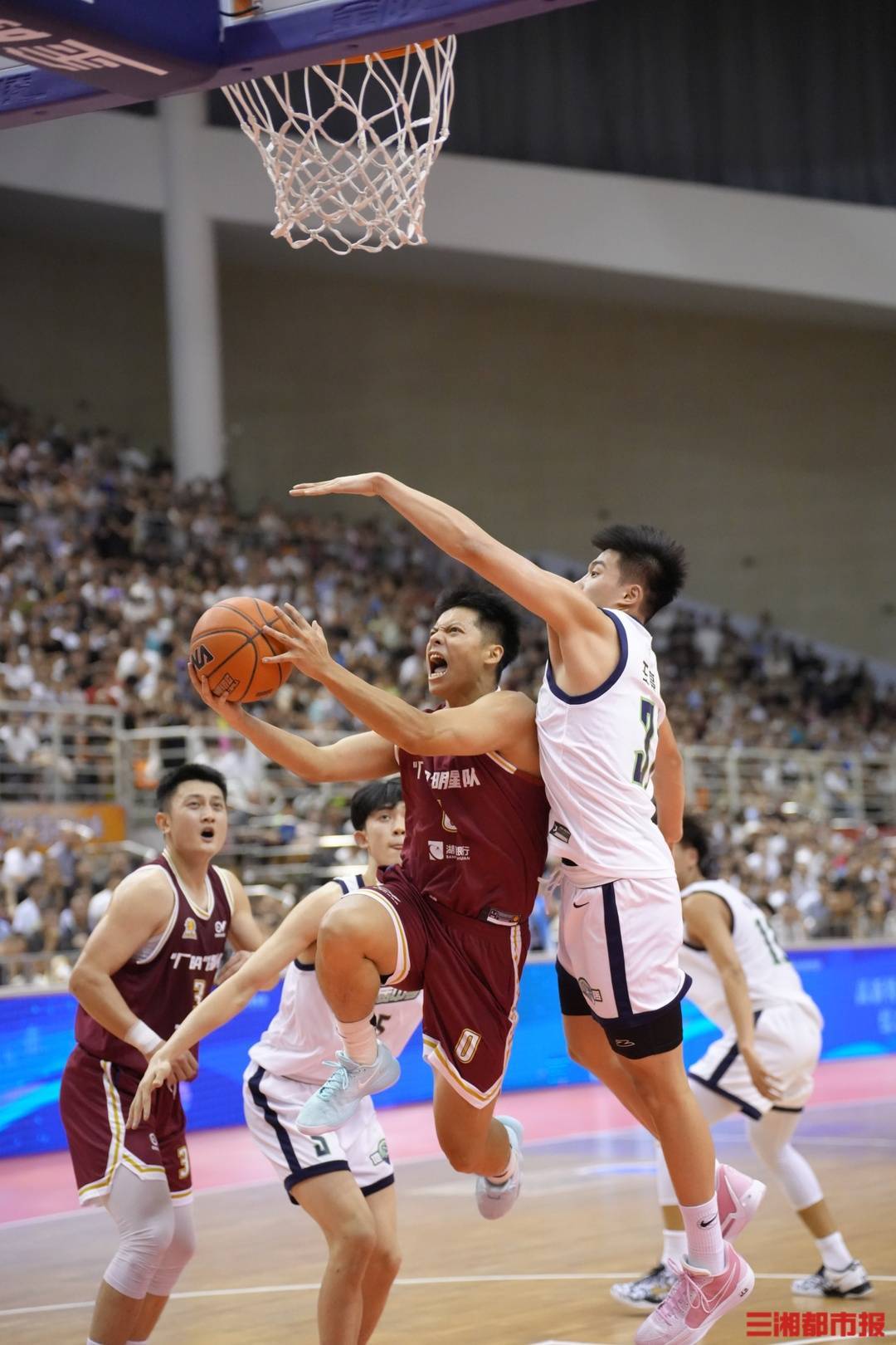 后生可畏,地质中学赢下"厂ba"明星队篮球馆内,近万人的看台座无虚席