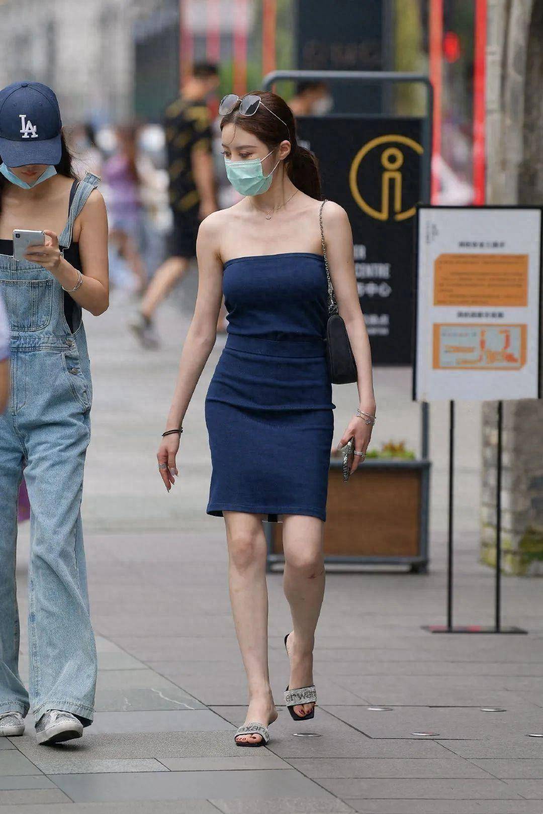 夏日街头风景线:吊带短裙美腿小姐姐的秘密