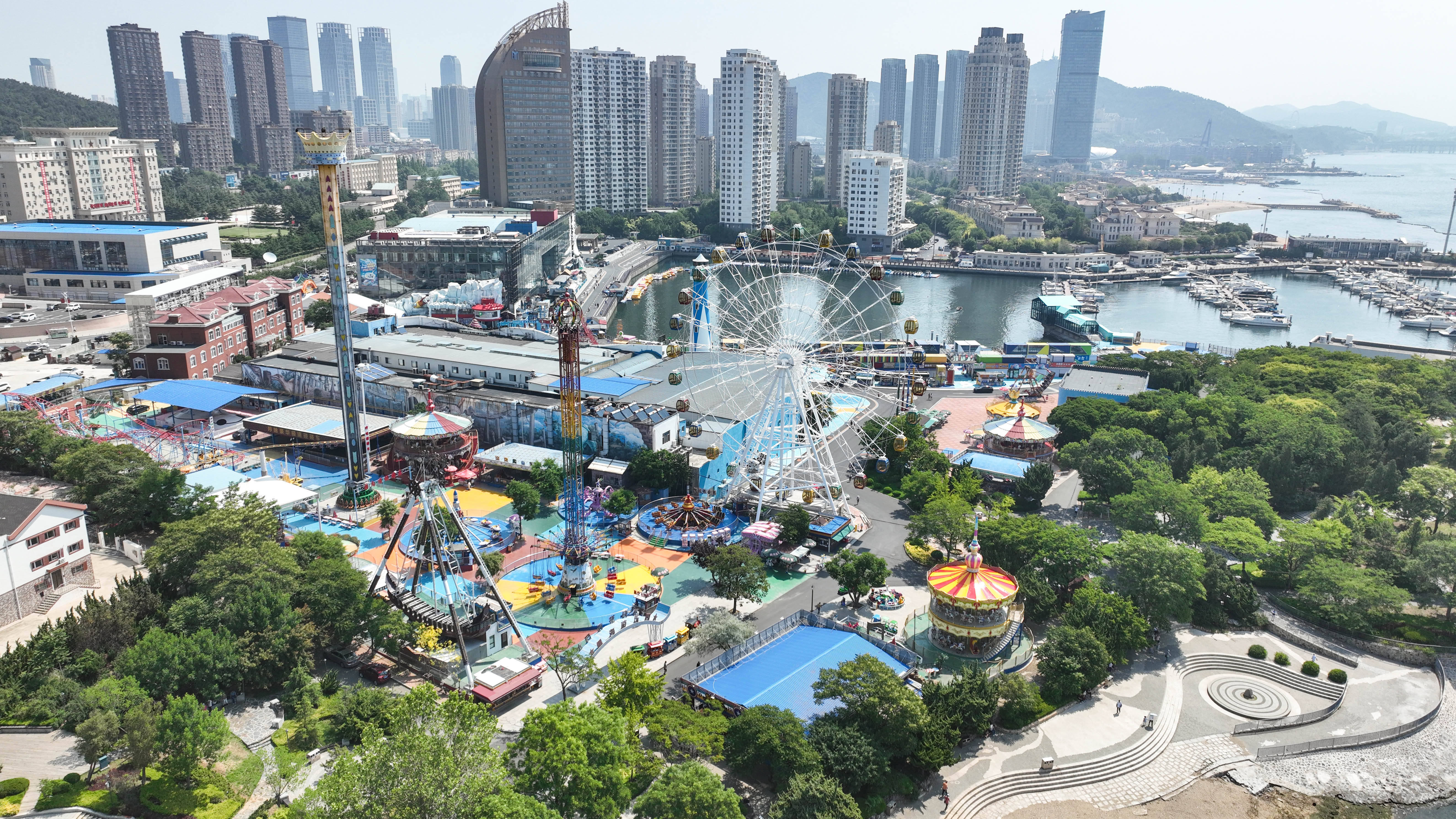 新华全媒 ·镜头连中外|夏日海滨邂逅冰雪小镇 达沃斯唱响中国音