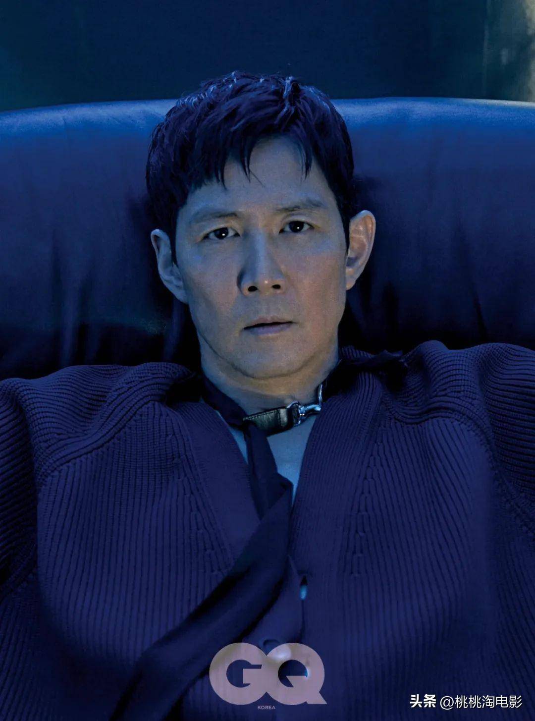 男星李政宰韩版《gq》封面大片,忧郁冷蓝色调诠释成熟男士魅力