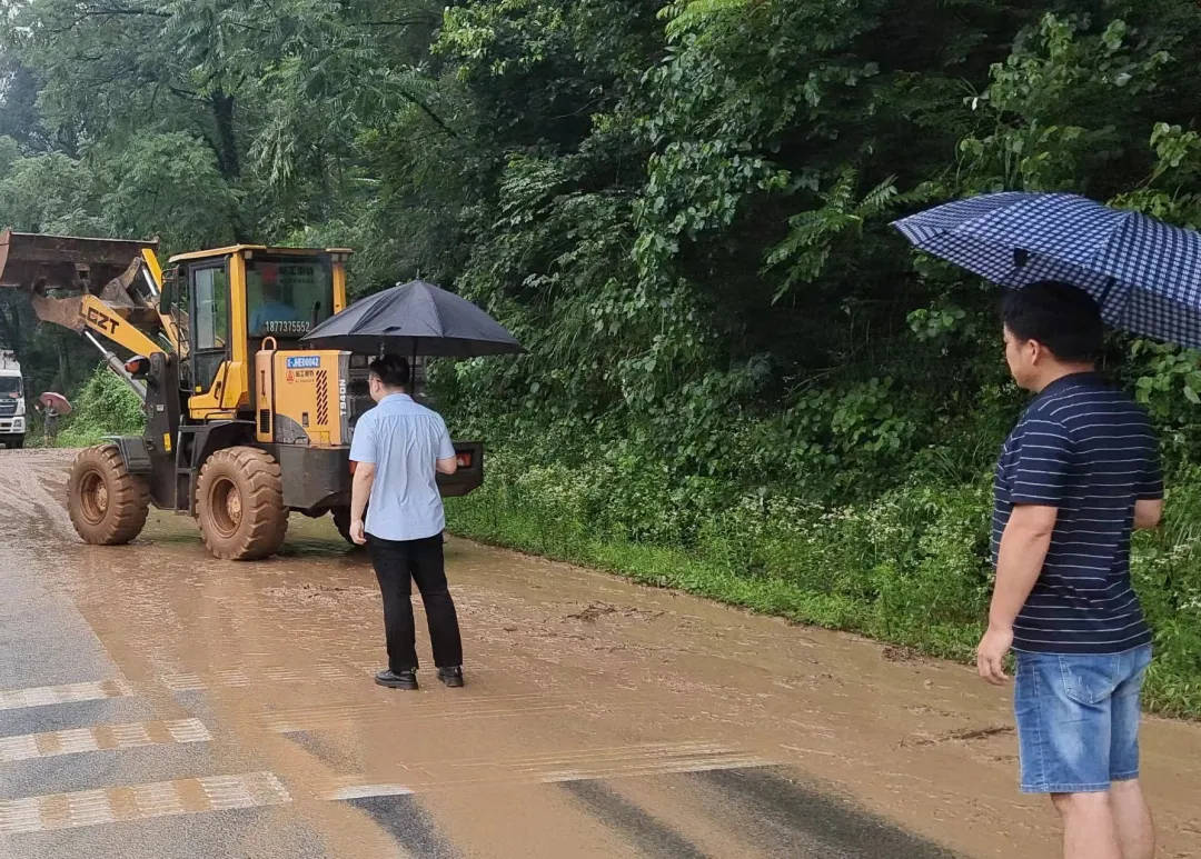 自然湾渠道水闸坝塘,存在淹没周边农田的隐患,镇村干部,村民及时泄洪