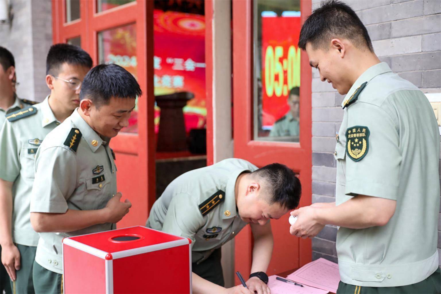 讲台交锋!政治教员展开岗位练兵_理论_储备_考验