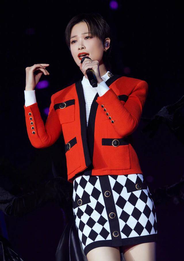 看一眼婀娜多姿的广州"小蛮腰" 李宇春