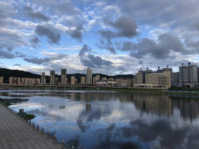 六,通化农家菜:原汁原味,绿色健康通化地处松花江畔,拥有丰富的水产