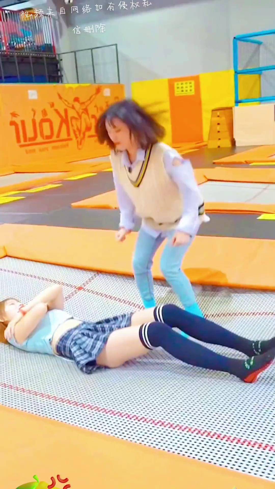 蹦床公主抱 很哇塞的小姐姐 大长腿 抖音网红蹦床