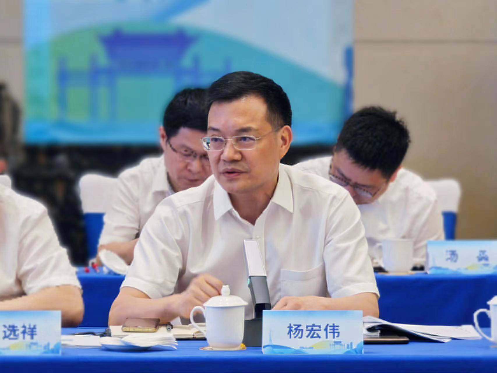 就落实本次会议精神,杨宏伟提出,坚持以点带面,以优质的文旅项目带动