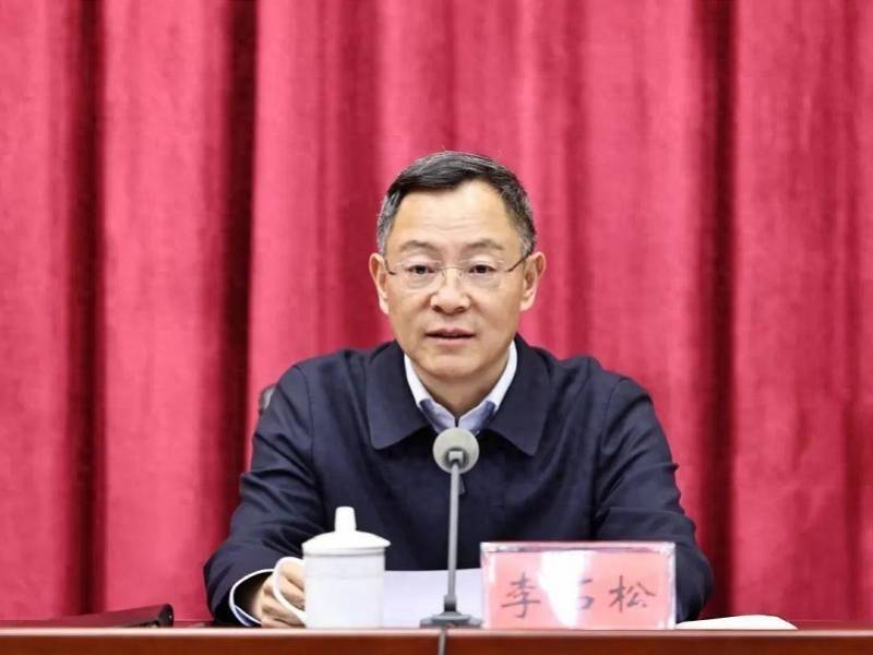 李石松长期在云南省任职,曾任曲靖市长,2021年11月跻身云南省委常委