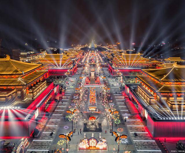 西安旅游景点，大唐不夜城，重现唐朝的盛世氛围！_历史_城市_西安市