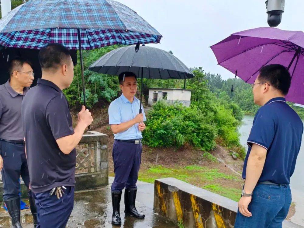 6月25日,副县长尹佑祥到加义镇加义社区地质灾害点等地督导检查防汛
