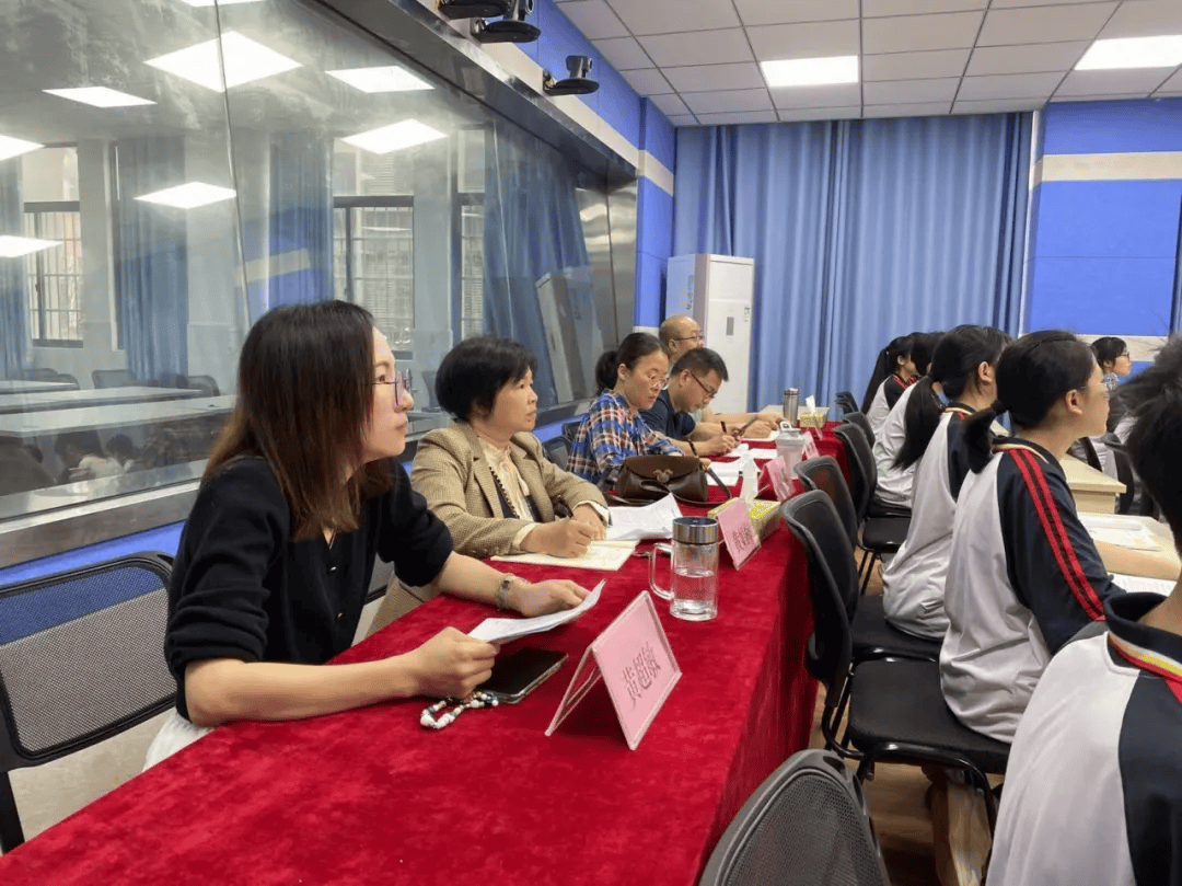 广西昭平县第四中学:新课标领航教学路 生本课堂绽放智慧花