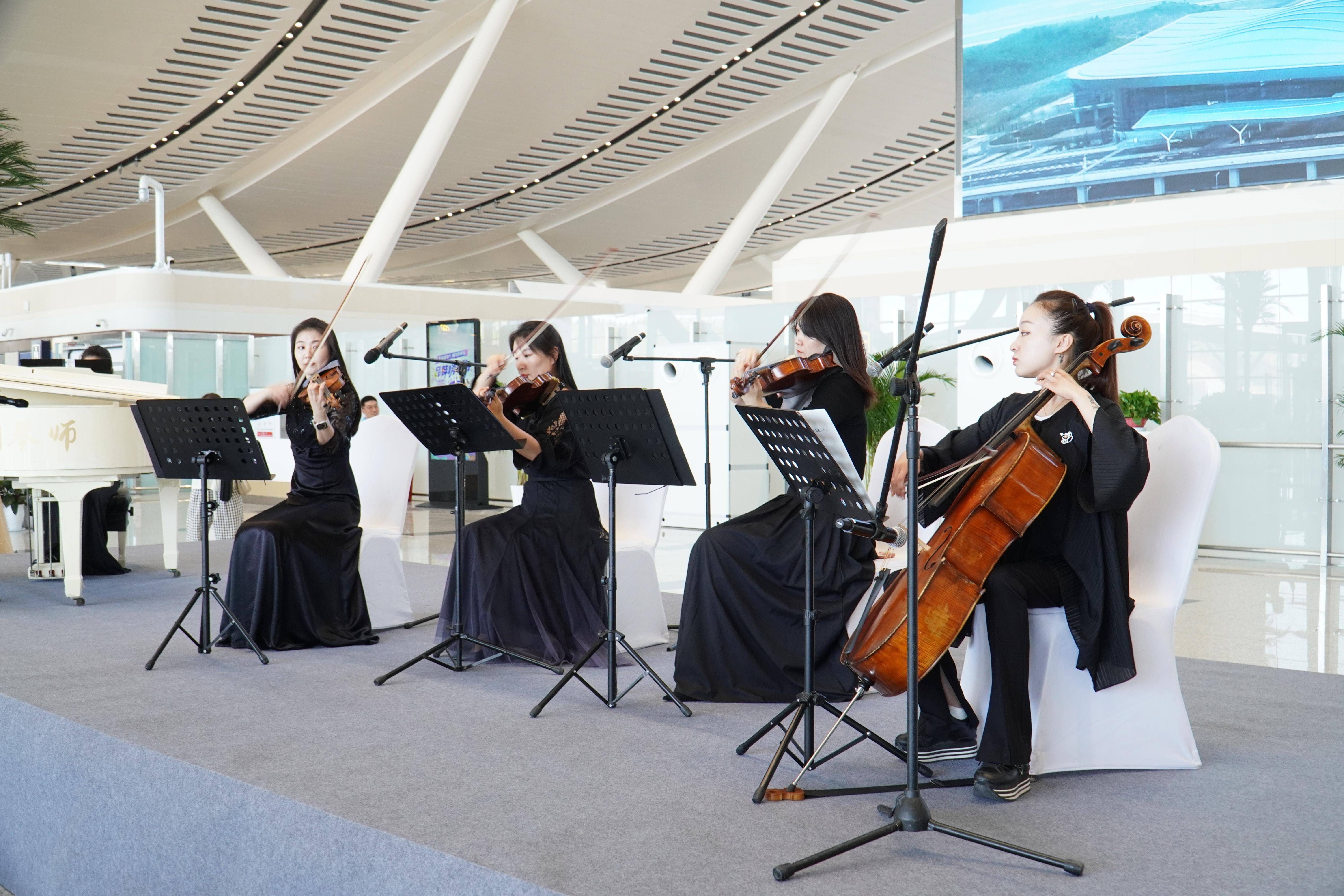 突然,一阵曼妙的音乐响起,钢琴,小提琴,中提琴,大提琴……琴声交织,似