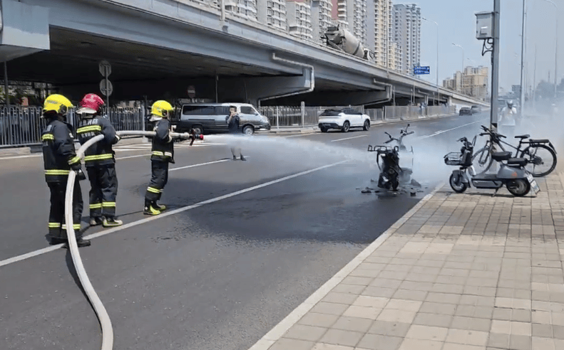 电动自行车骑行途中突发自燃被烧成废铁 北京石景山消防紧急救援人员进行报警 3901