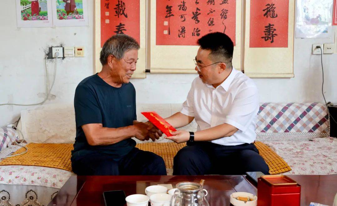 6月27日,寿光市委副书记,市长赵天宝到圣城街道东玉兔埠村和西玉兔埠