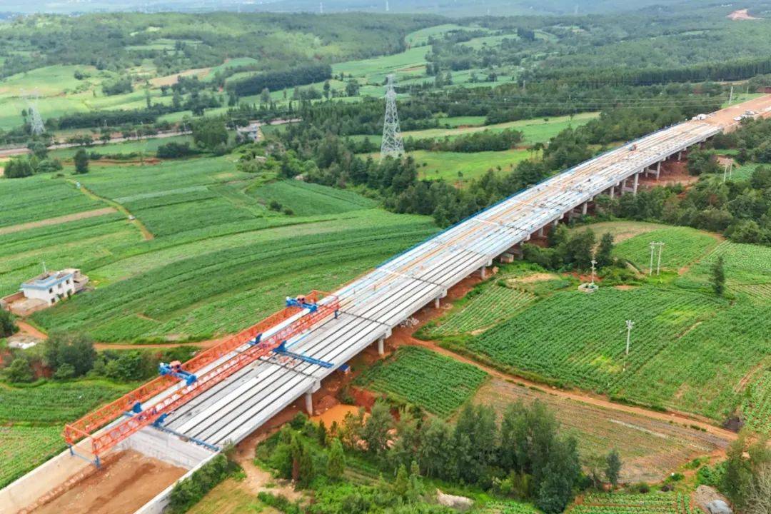 完成两项节点目标宣富高速6月19日,新村3号大桥t梁架设工程圆满完工