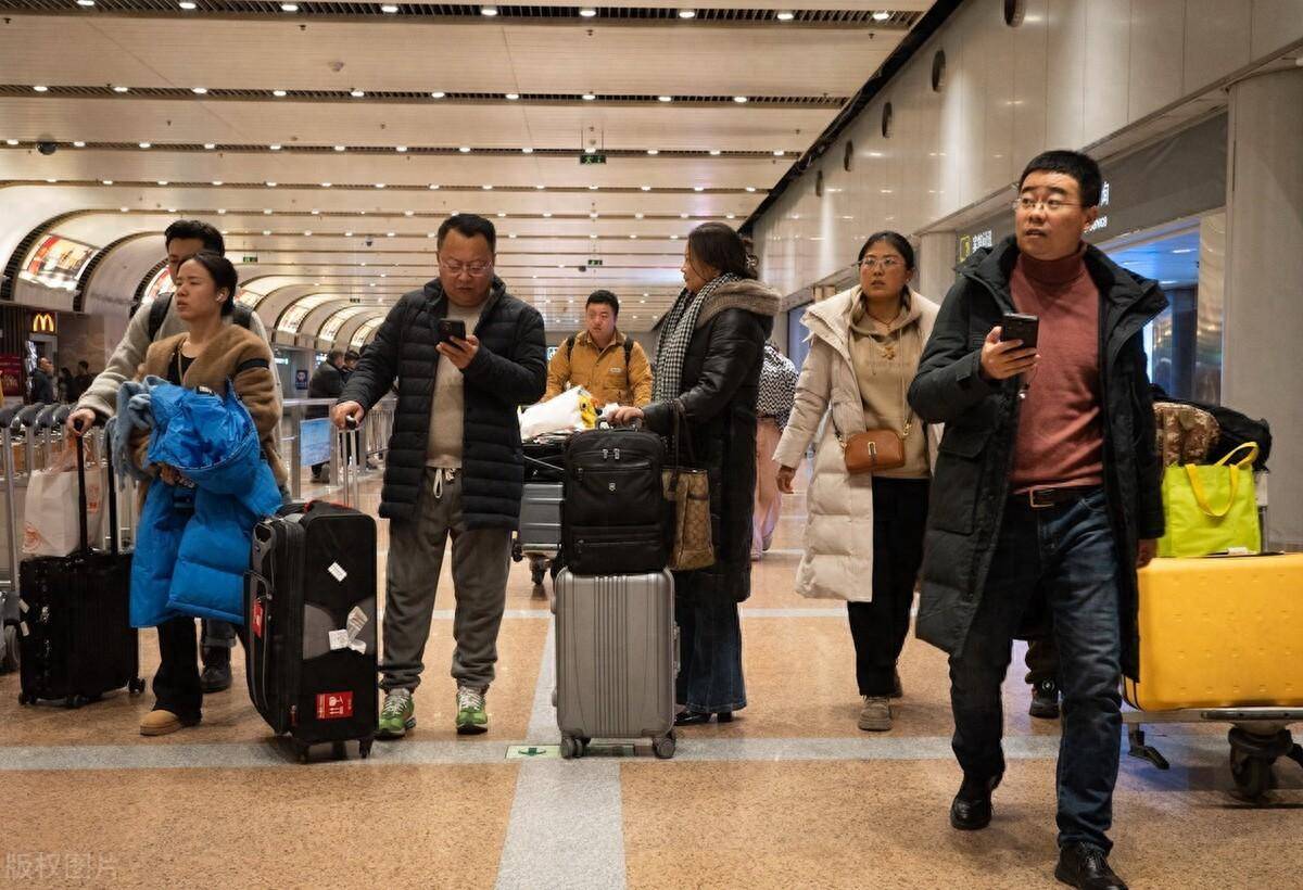 旺季渐近，暑期游经济展现新活力，旅游火爆各地出招抢游客_旅行_文化_异国他乡
