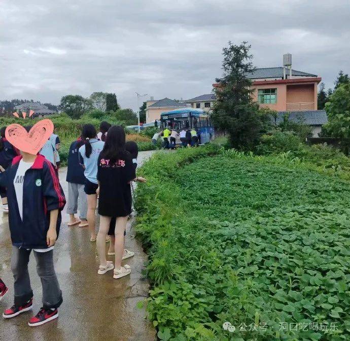 洞口一公交被困！警民合作终脱险！