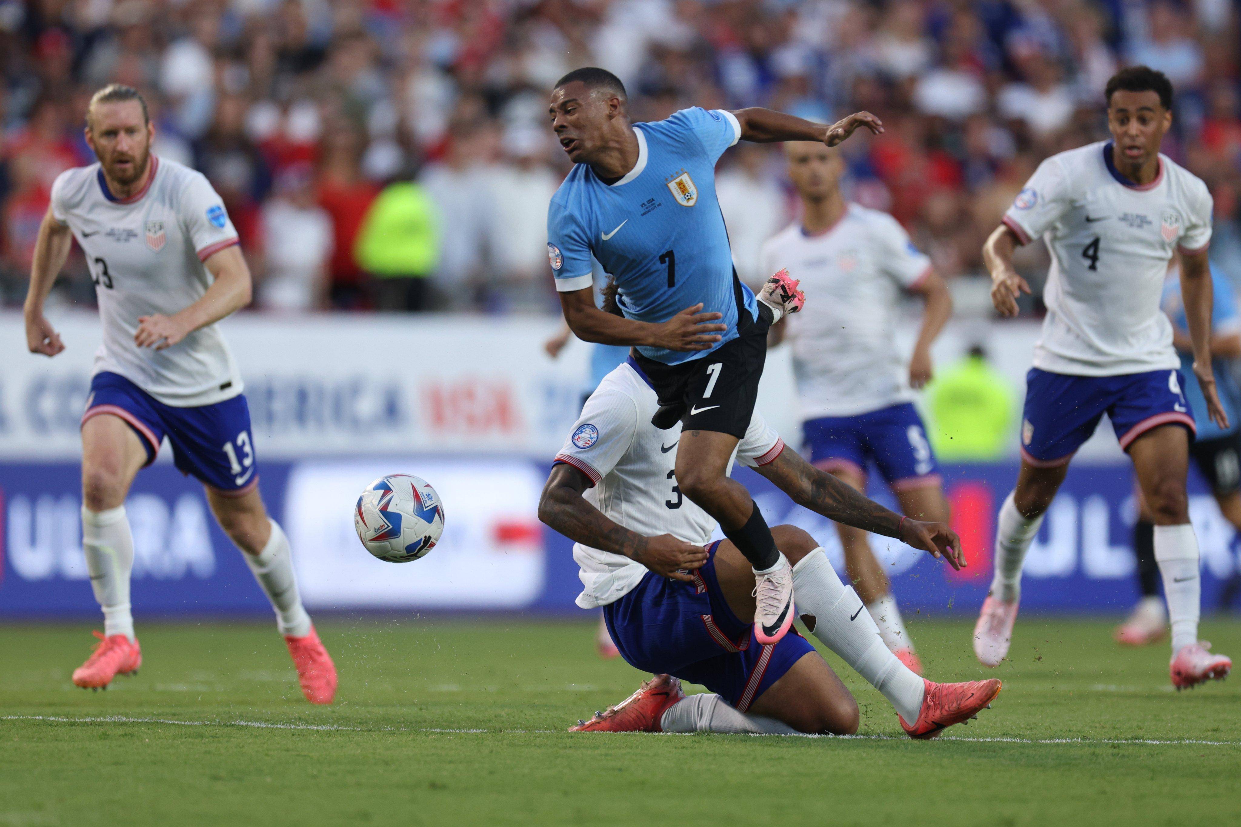 美洲杯:乌拉圭1-0美国,三连胜出线 送东道主出局,奥利韦拉破门