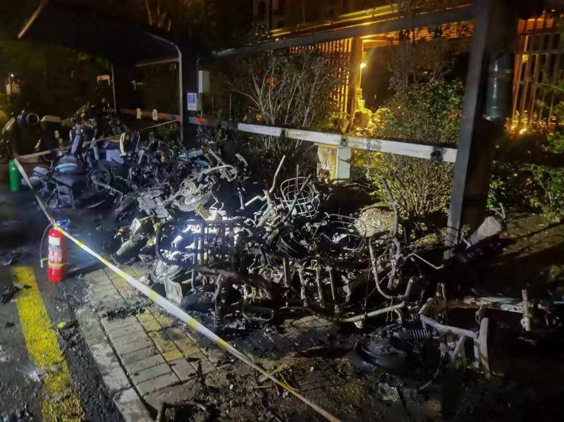 北京石景山消防紧急扑救 14辆电动自行车凌晨被烧成铁架