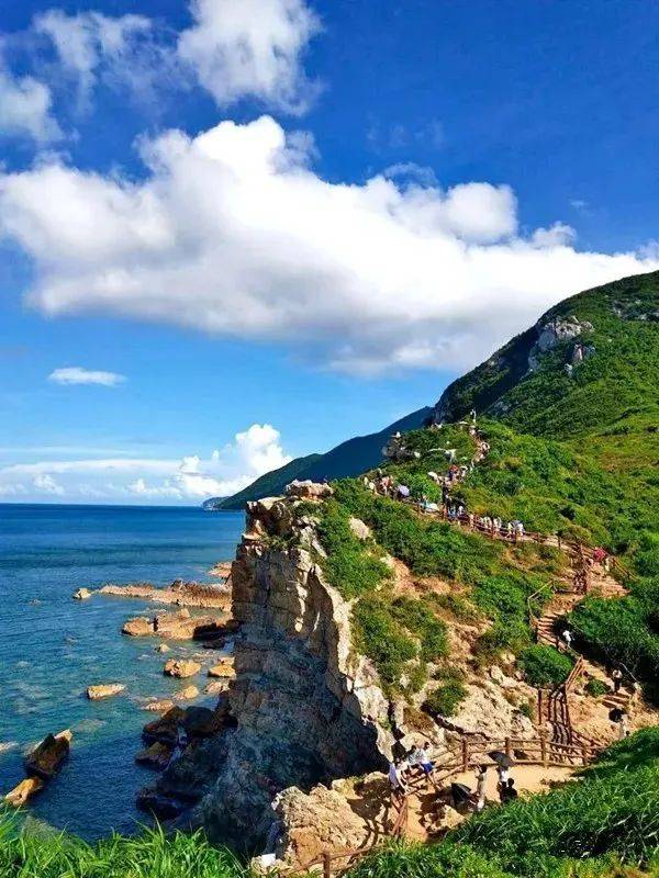 随便按下快门都是一张"日本冲绳风"的大片无需加任何滤镜岸边被海浪冲