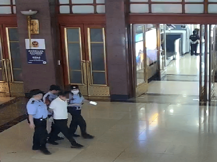夏季治安打击整治行动10天来 北京铁警处理25名不法人员并查获4名网逃人员